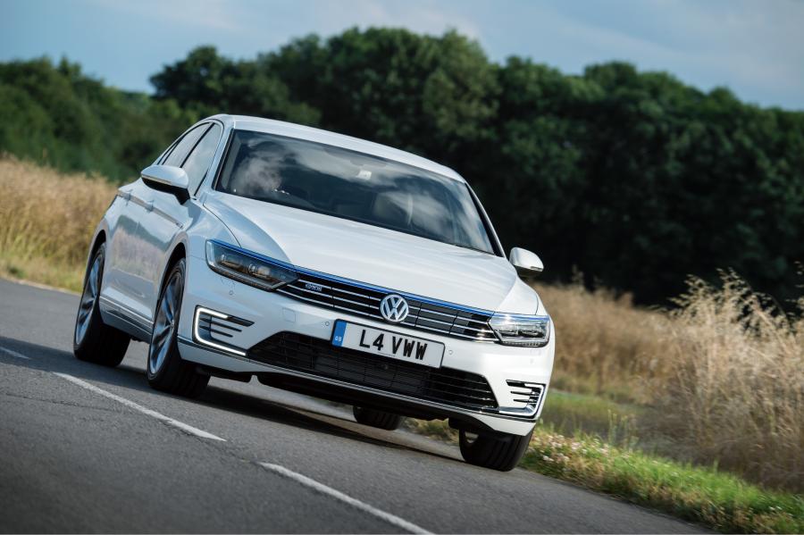  Volkswagen Passat GTE 2016 года  (UK) (фото 10 из 34)